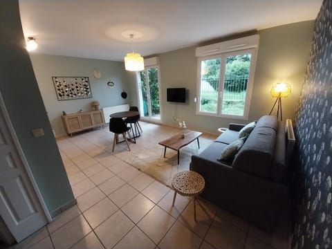 Communal lounge/ TV room, TV and multimedia, Living room, Dining area