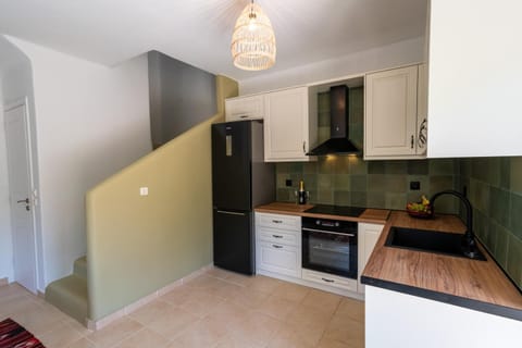 Kitchen or kitchenette, oven