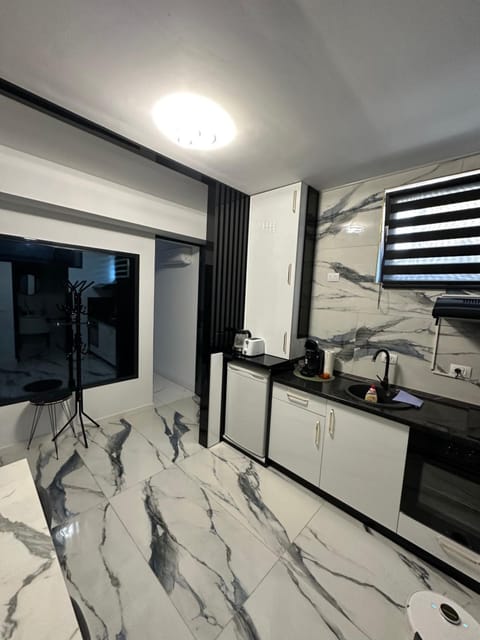 Kitchen or kitchenette, minibar