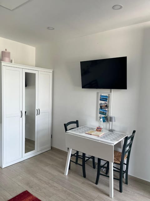 TV and multimedia, Dining area, wardrobe