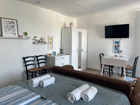 Bed, TV and multimedia, Living room, Photo of the whole room, Dining area, Bedroom, wardrobe