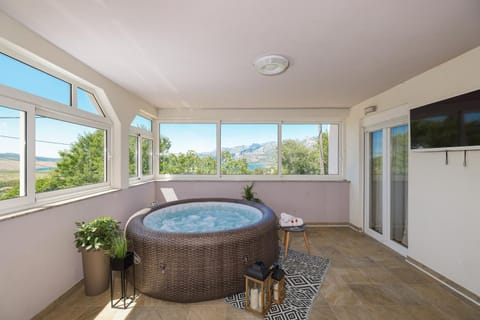 Natural landscape, Hot Tub, Mountain view, Pool view