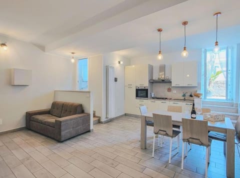 Kitchen or kitchenette, Living room, Seating area, Dining area, oven, pet friendly, stove