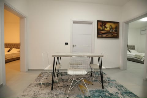 Bed, TV and multimedia, Living room, Photo of the whole room, Seating area, Dining area, Bedroom