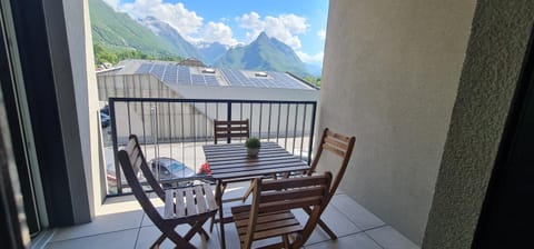 Balcony/Terrace, Mountain view