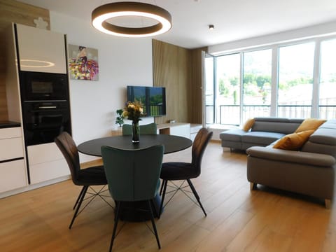 TV and multimedia, Seating area, Dining area, oven