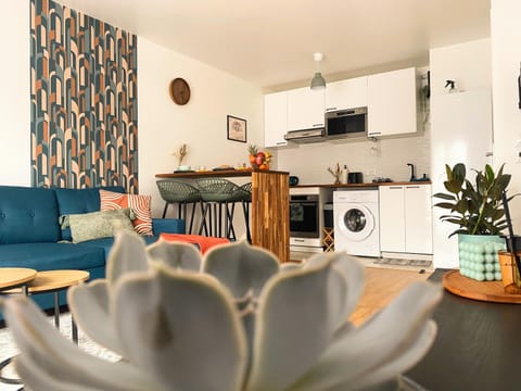 Living room, Seating area, Dining area, stove