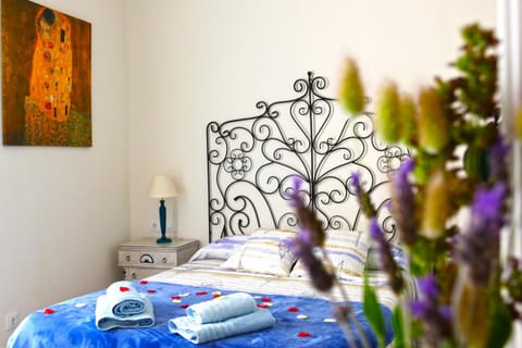 Bed, Decorative detail, Bedroom, towels