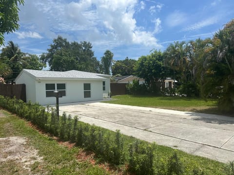 Pool house 3 bedroom 2 bathroom House in Ojus