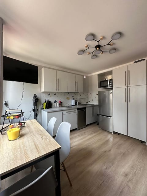 Kitchen or kitchenette, Dining area, dishwasher
