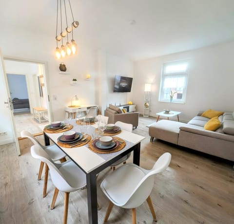 TV and multimedia, Living room, Photo of the whole room, Seating area, Dining area