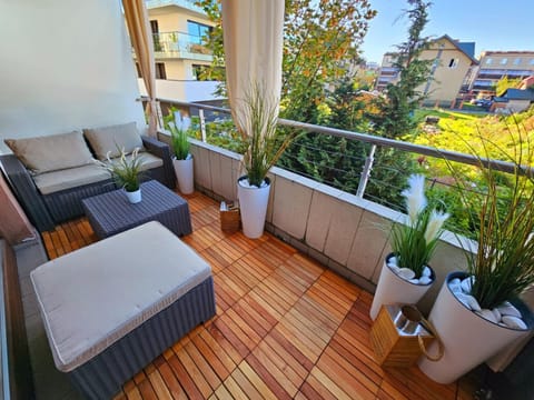 Patio, View (from property/room), Balcony/Terrace, Seating area, Garden view