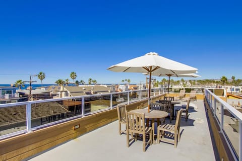 Massive Beach Home with Ocean View & Amazing Rooftop House in Mission Beach