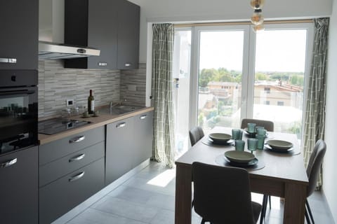 Kitchen or kitchenette, Dining area, dishwasher