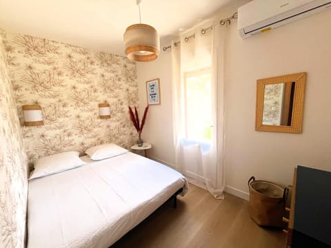 Bed, Photo of the whole room, Bedroom, air conditioner