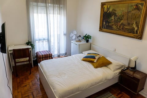 Bed, TV and multimedia, Bedroom