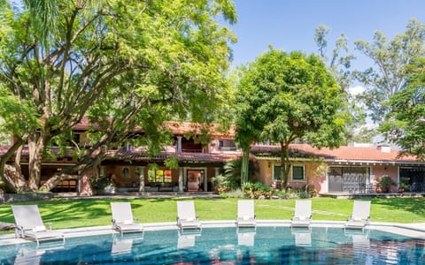 Property building, Garden, Swimming pool, sunbed