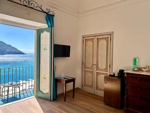 Natural landscape, TV and multimedia, Coffee/tea facilities, View (from property/room), Balcony/Terrace, Food and drinks, Mountain view, Sea view, minibar