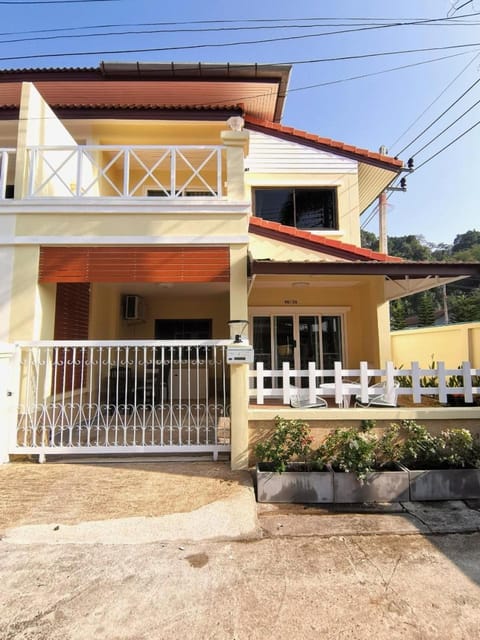 Property building, Day, Balcony/Terrace