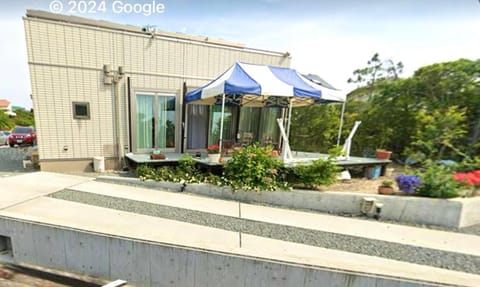 Property building, Spring, Day, Garden, Parking