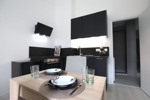 Kitchen or kitchenette, Dining area, stove