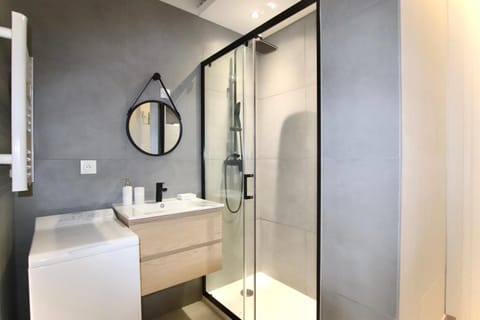 Shower, Bathroom, towels