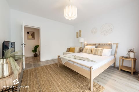 Bed, TV and multimedia, Photo of the whole room, Bedroom, towels
