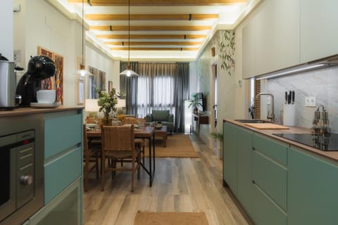 Kitchen or kitchenette, Dining area