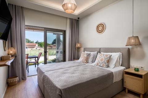 Bed, TV and multimedia, Photo of the whole room, Seating area, Bedroom, air conditioner