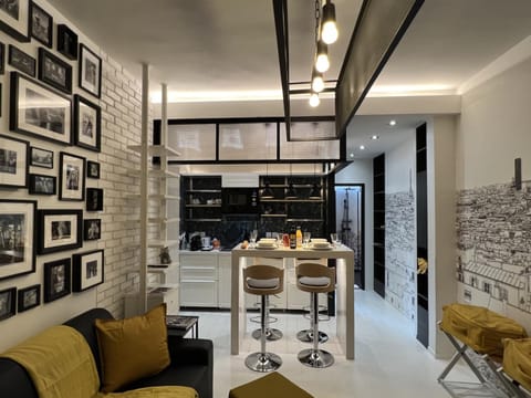 Kitchen or kitchenette, Seating area