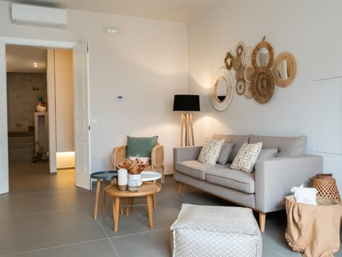 Living room, Seating area, air conditioner