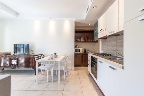 Kitchen or kitchenette, Living room, Seating area, Dining area, dishwasher, oven, stove