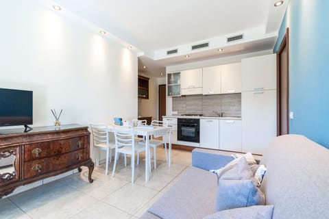 TV and multimedia, Kitchen or kitchenette, Living room, Seating area, Dining area, dishwasher, stove