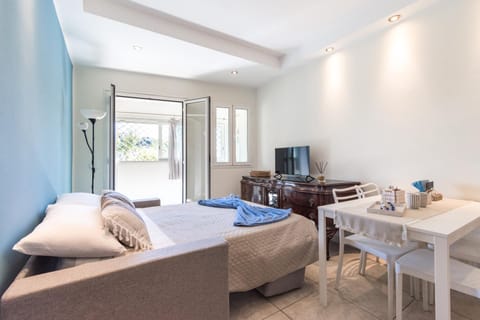 Bed, TV and multimedia, Living room, Seating area, Dining area, Bedroom