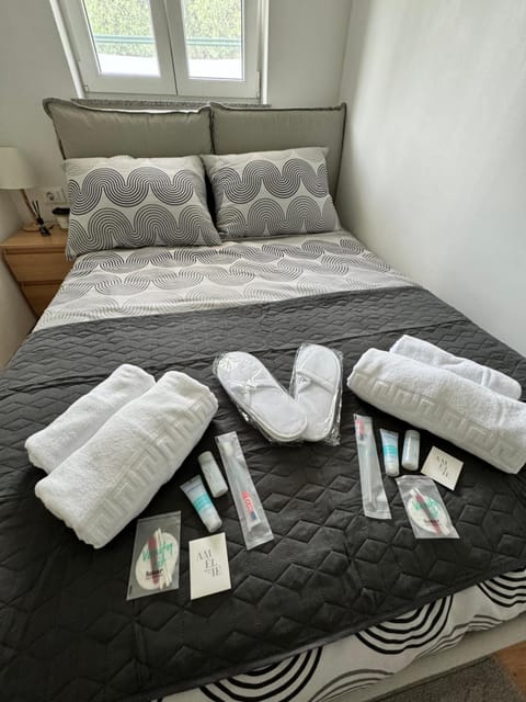 Bed, Bedroom, towels