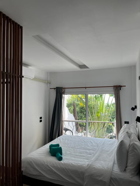 Bed, Bedroom, Garden view