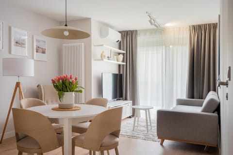 TV and multimedia, Balcony/Terrace, Living room, Decorative detail, Seating area, Dining area, air conditioner