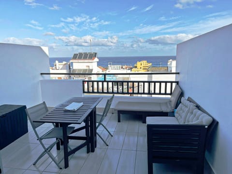 View (from property/room), Balcony/Terrace, Dining area, Sea view, sunbed