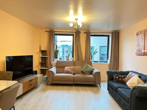 Family Retreat - City Center Apartment in Salford