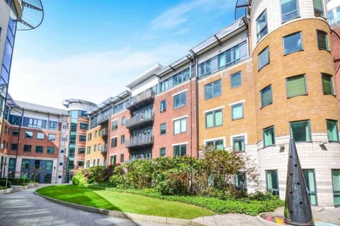 Family Retreat - City Center Apartment in Salford