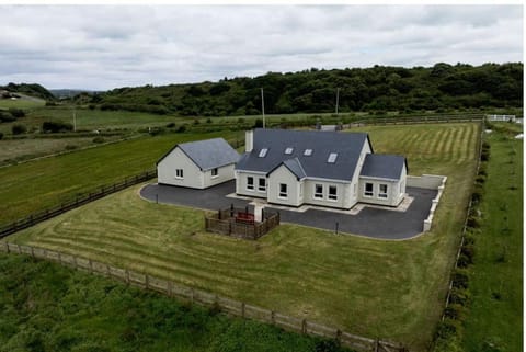 Property building, Natural landscape, Garden, Landmark view