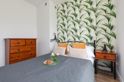 Bed, Photo of the whole room, Seating area, Bedroom