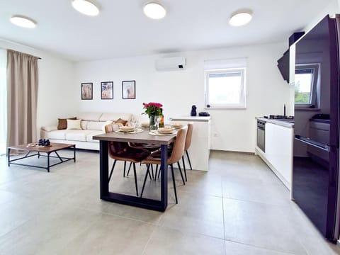 TV and multimedia, Kitchen or kitchenette, Living room, Seating area, Dining area, oven