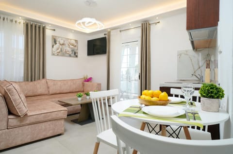 TV and multimedia, Kitchen or kitchenette, Living room, Dining area