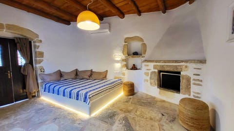 Bed, Photo of the whole room, Seating area, Bedroom, fireplace