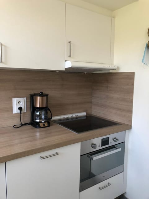 Coffee/tea facilities, Kitchen or kitchenette, pet friendly, stove