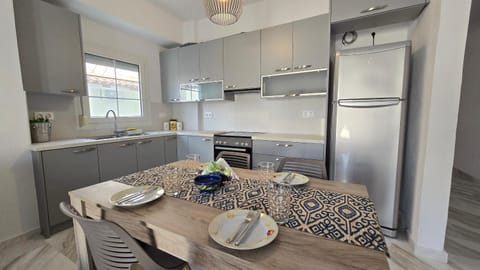Kitchen or kitchenette, Dining area, stove