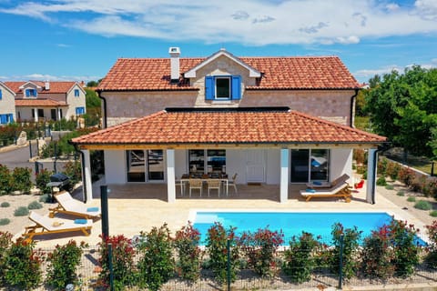 Property building, Patio, Day, Pool view, Swimming pool, sunbed