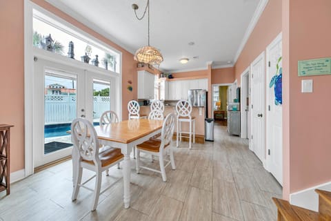 Blue Turtle Beach House by Emerald Coast Retreats House in Sunnyside