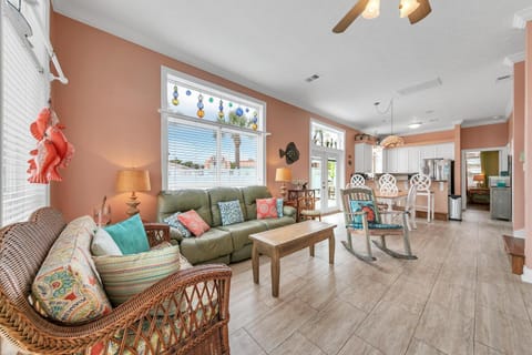 Blue Turtle Beach House by Emerald Coast Retreats House in Sunnyside